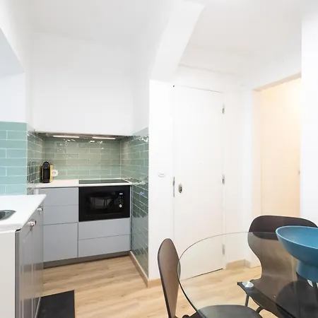 Cozy And Confy First Floor, Ace Location, 2 Bedrooms Лиссабон