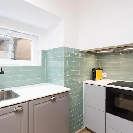 Cozy And Confy First Floor, Ace Location, 2 Bedrooms Апартаменти