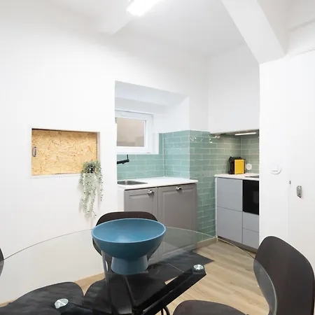 Cozy And Confy First Floor, Ace Location, 2 Bedrooms *